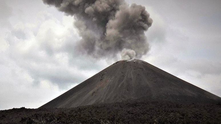 Gunung Anak Krakatau Erupsi, Ketinggian Abu Mencapai 150 Meter