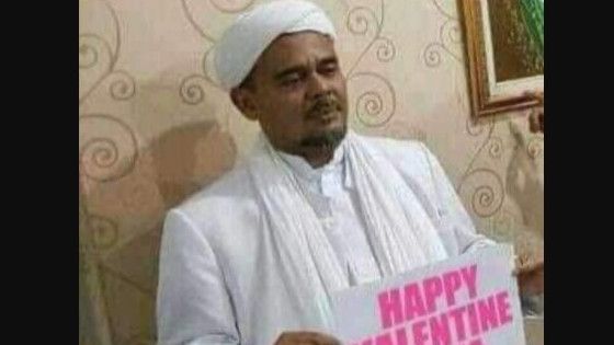 Beredar Foto Habib Rizieq Membawa Kertas Bertuliskan “Happy Valentine Virza”, Benarkah?