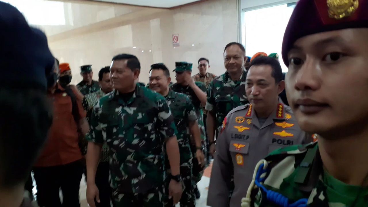Jalani Uji Kelayakan dan Kepatutan Calon Panglima TNI, KSAL Yudo Diantar Kapolri