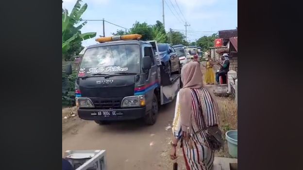 Viral Warga Satu Desa Borong Ratusan Mobil Usai Dapat Uang Gusuran Tanah