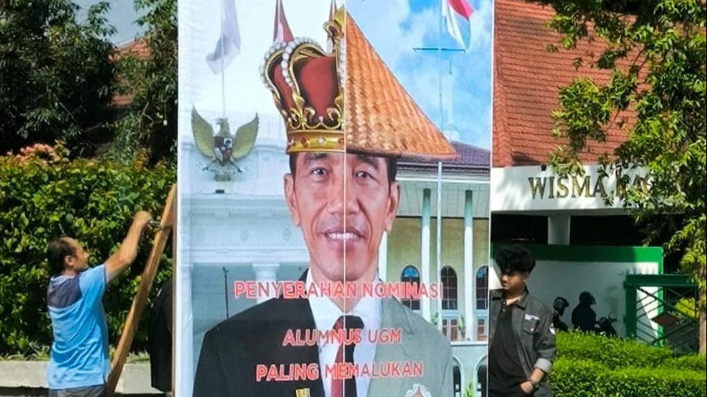 Stafsus Presiden Andalkan Survei Saat Jokowi Disebut Jadi Alumnus UGM Paling Memalukan