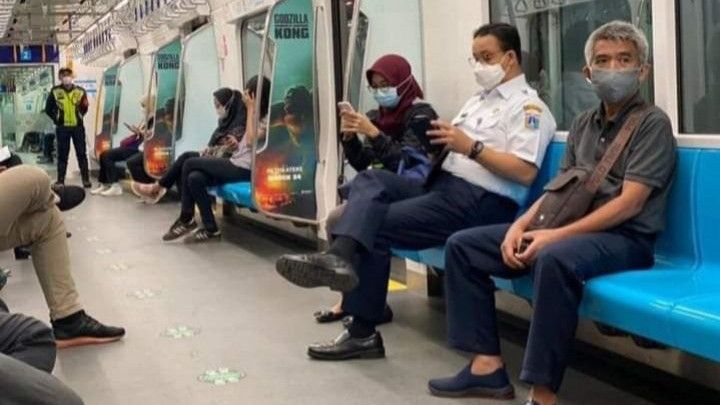 Beredar Foto Anies Diabaikan Warga saat Naik MRT, Begini Penjelasannya
