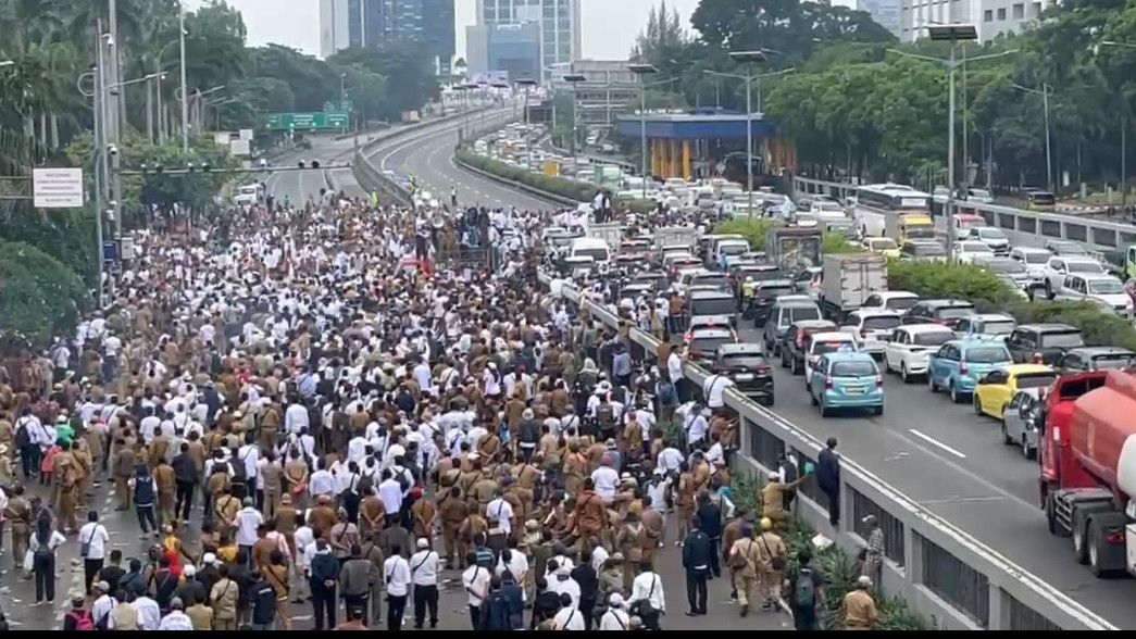 Pendemo di Gedung DPR Sempat Blokade Tol Dalam Kota, Jalan Gatot Subroto Macet Parah