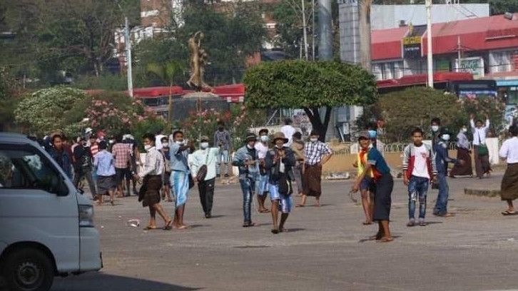 Ada Massa Tandingan, Baku Hantam Pecah di Demonstrasi Myanmar