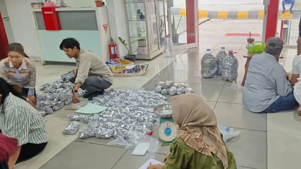 Pedagang Pentol di Palangkaraya Beli Mobil ELF Pakai Koin, Dibungkus Galon Air dan Karung