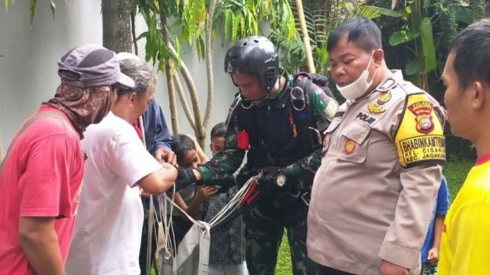 Terbawa Angin Kencang, Penerjun TNI Nyangkut di Rumah Warga di Ciganjur