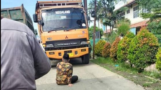 Anggota DPRD Kabupaten Bogor Ini Lakukan Aksi Nekat Duduk di Tengah Jalan untuk Hentikan Truk Tambang