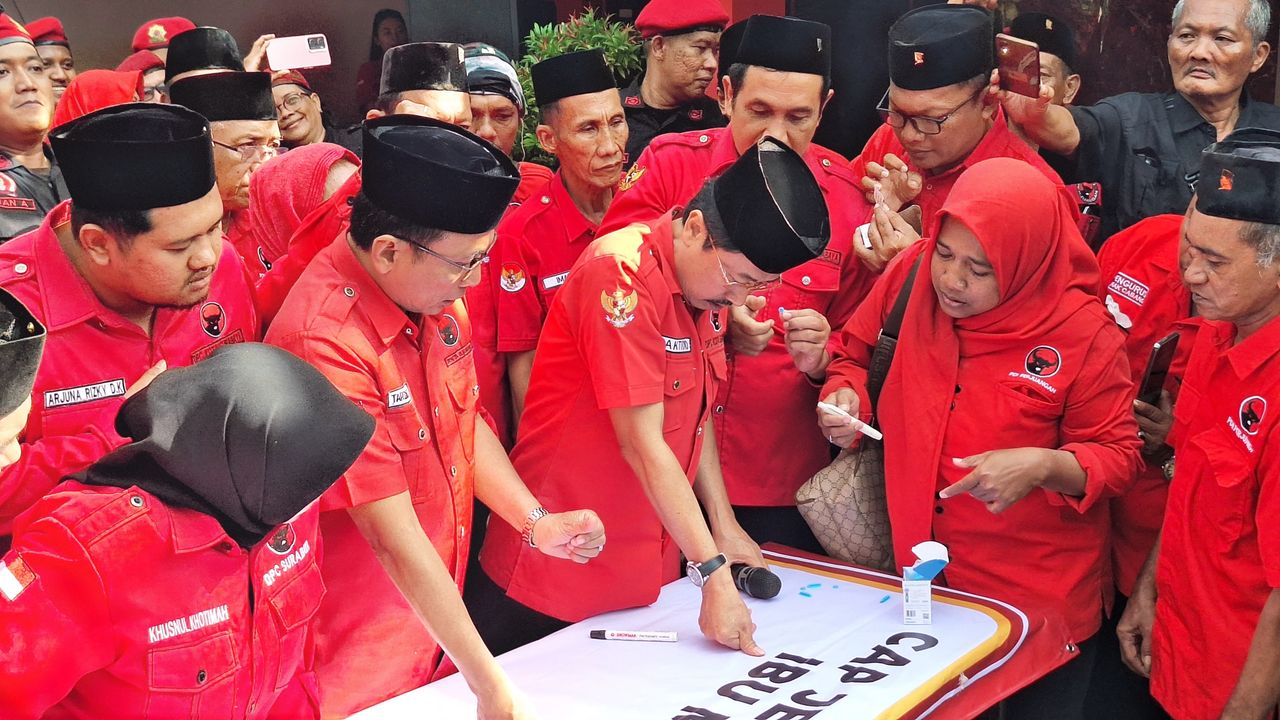 Kader PDIP Surabaya Bubuhkan Cap Jempol Berdarah Tanda Kesetiaan ke Megawati