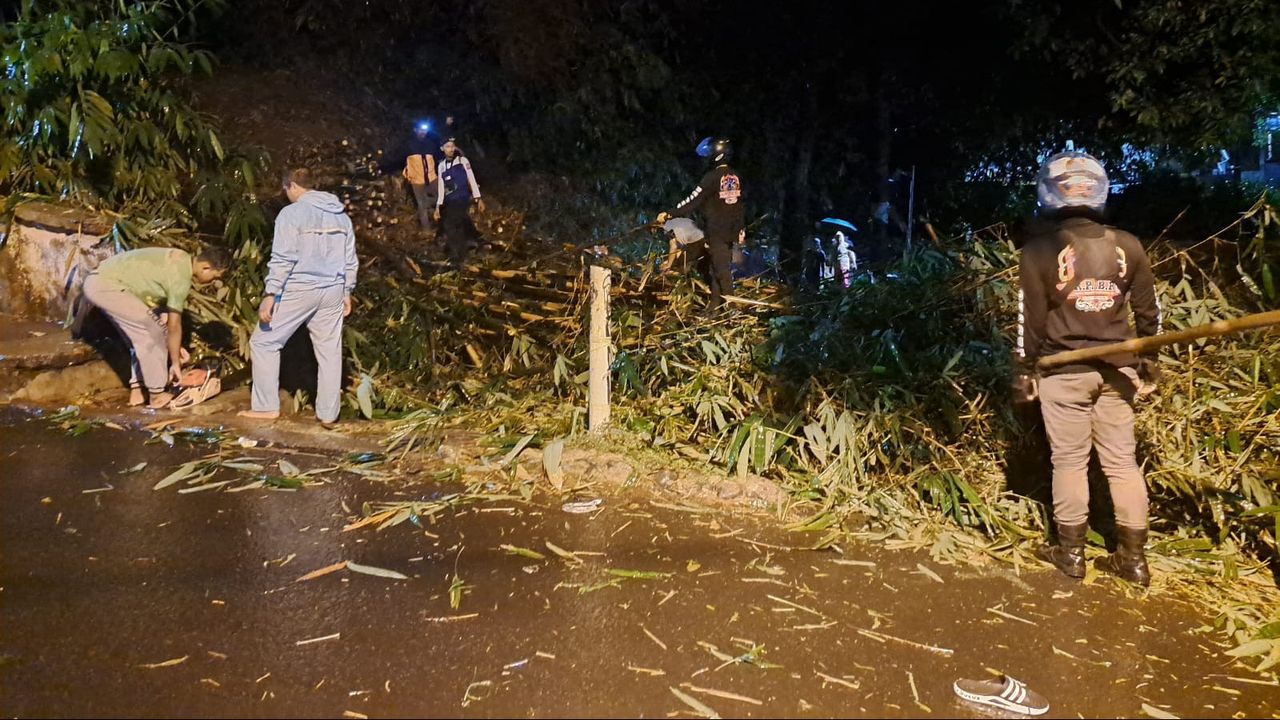 Tebing di Manunggal Bogor Longsor, Akses Menuju Ke Menteng Asri Tertutup