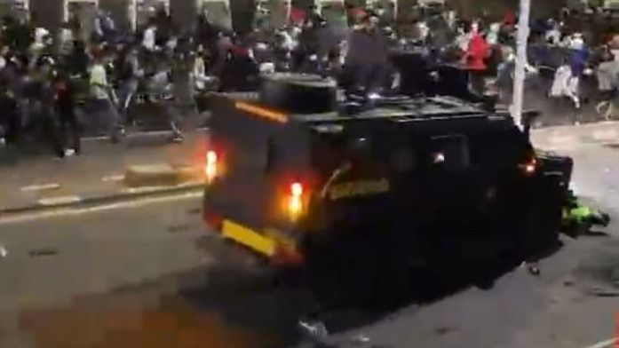 Mobil Barracuda Polisi Tabrak dan Lindas Ojol Saat Demo DPR Ricuh di Jakarta