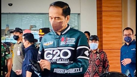 Momen Jokowi Tinjau Fasilitas MotoGP Mandalika Naik Motor Custom