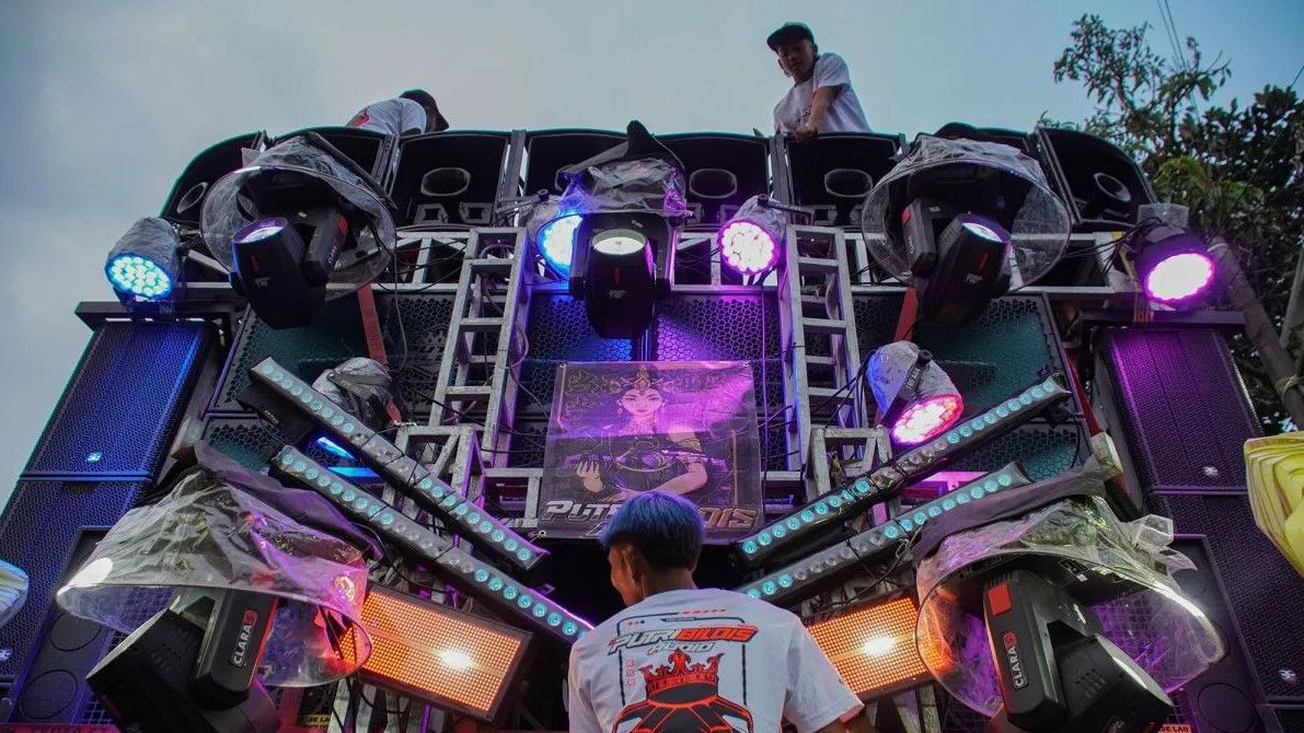 Aneh tapi Nyata, Ada Lomba Menjatuhkan Botol Pakai Suara Sound Horeg di Tulungagung