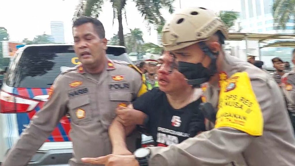 Penampakan Detik-detik Ade Armando Jadi Korban Pengeroyokan dan Nyaris Ditelanjangi Massa Saat Demo 11 April