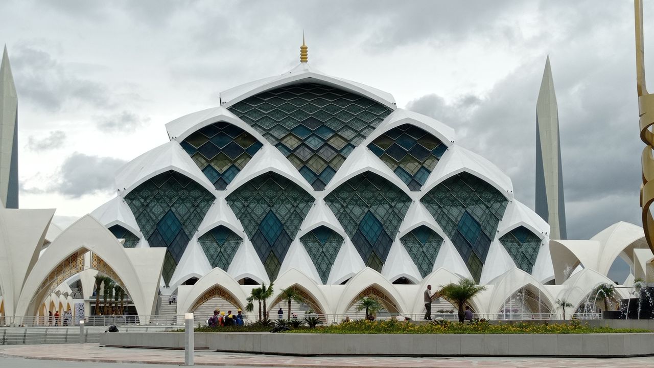 Pembangunan Masjid Raya Al Jabbar Dikritik, Ridwan Kamil Beri Penjelasan