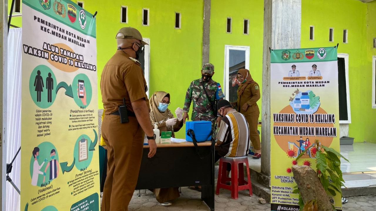 Aksi Camat di Medan Vaksinasi Warga dari Rumah ke Rumah, Jalankan Instruksi Bobby Nasution