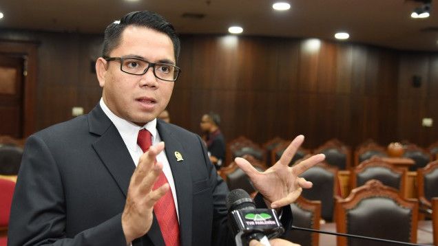 Denny Siregar Tantang PDIP: Pecat Saja Arteria Dahlan, Orang Ini Sombong Minta Ampun!