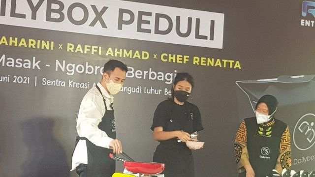 Aksi Mensos Risma Masak Bareng Raffi Ahmad dan Chef Renatta, Motivasi Para Penerima Manfaat di Bekasi