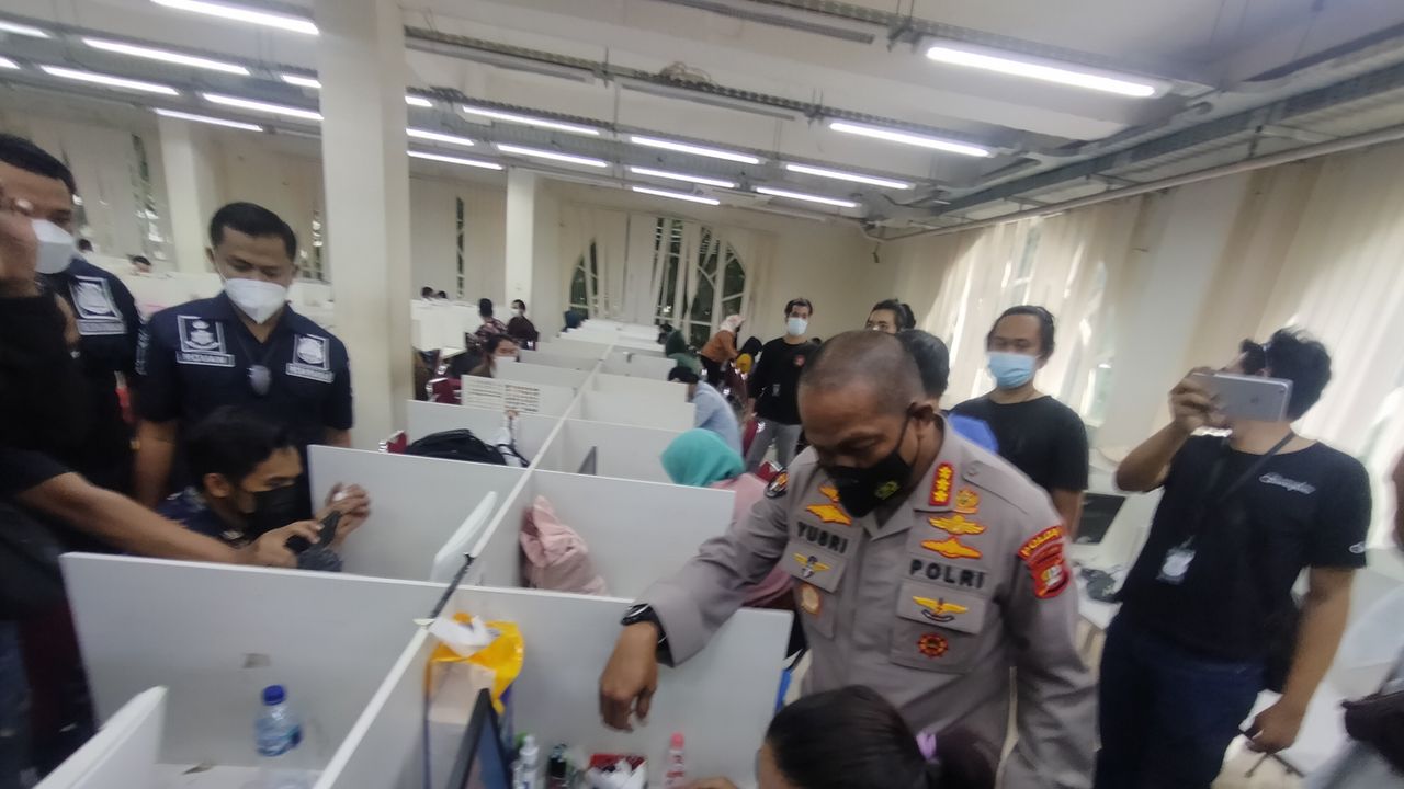 Polda Metro Jaya Gerebek Ruko yang Jalankan Aplikasi Pinjol Ilegal, 32 Orang Diamankan