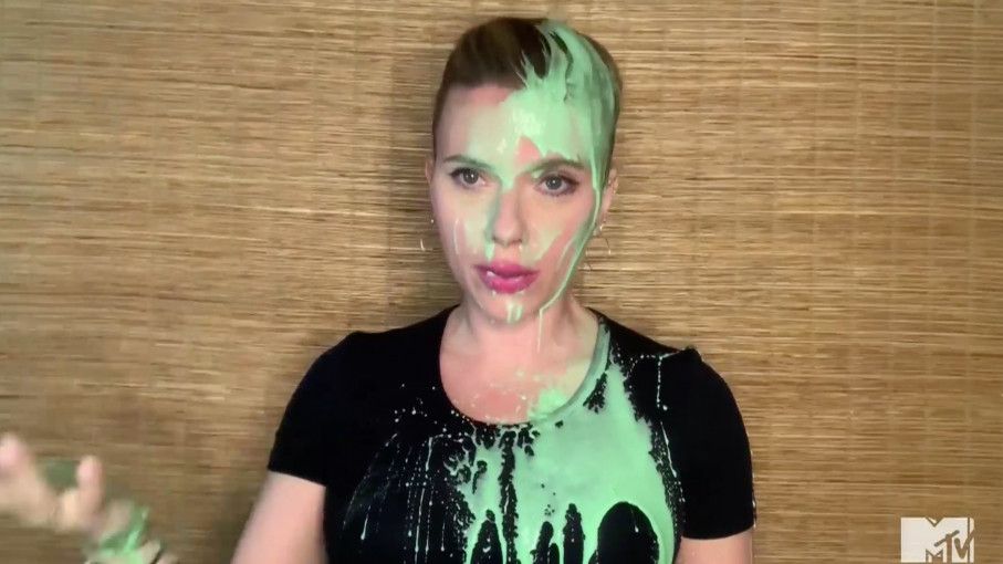 Terima Penghargaan Generation Awards, Wajah Scarlett Johansson Berlumuran Slime Warna Hijau