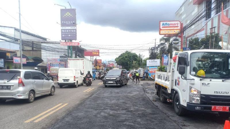 Momen Bima Arya Gerah Lihat Jalan Lubang yang Bikin Macet di Tajur Bogor