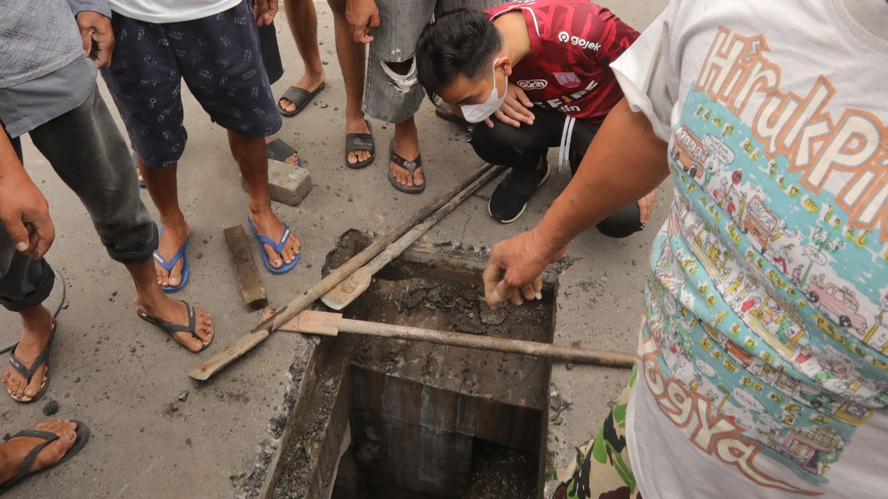 Aksi Gibran Rakabuming Cek Gorong-gorong Cegah Banjir di Solo