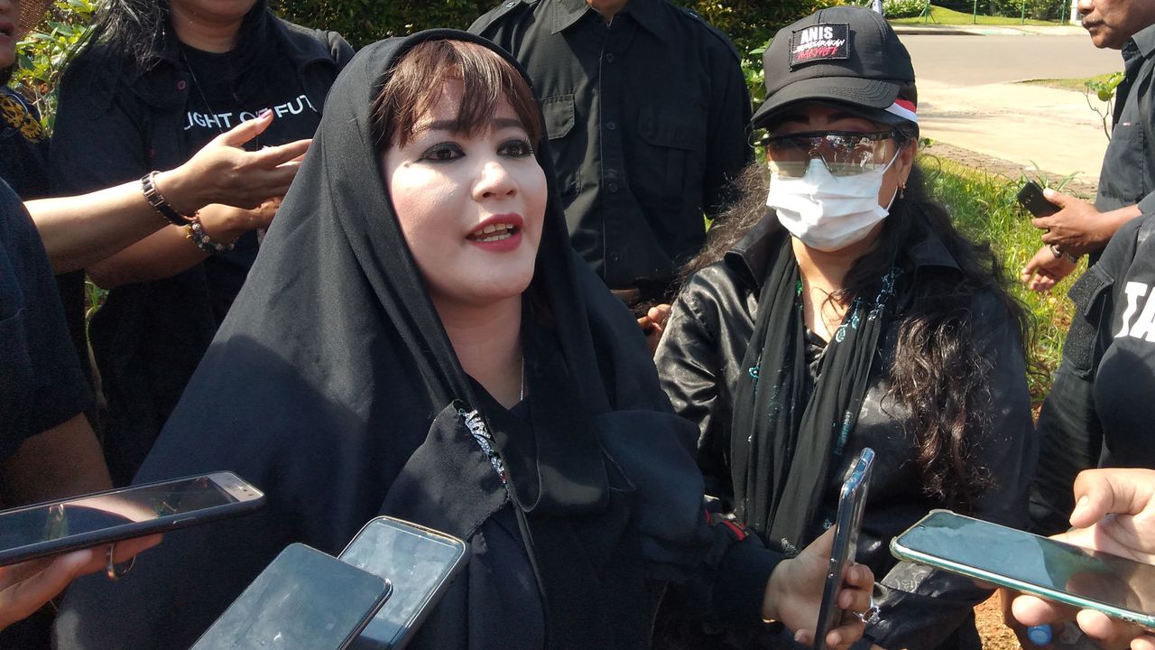 Kader PDIP Dewi Tanjung: yang Pakai Baju Hitam, Celana Cingkrang, dan Cadar Harus Digeledah