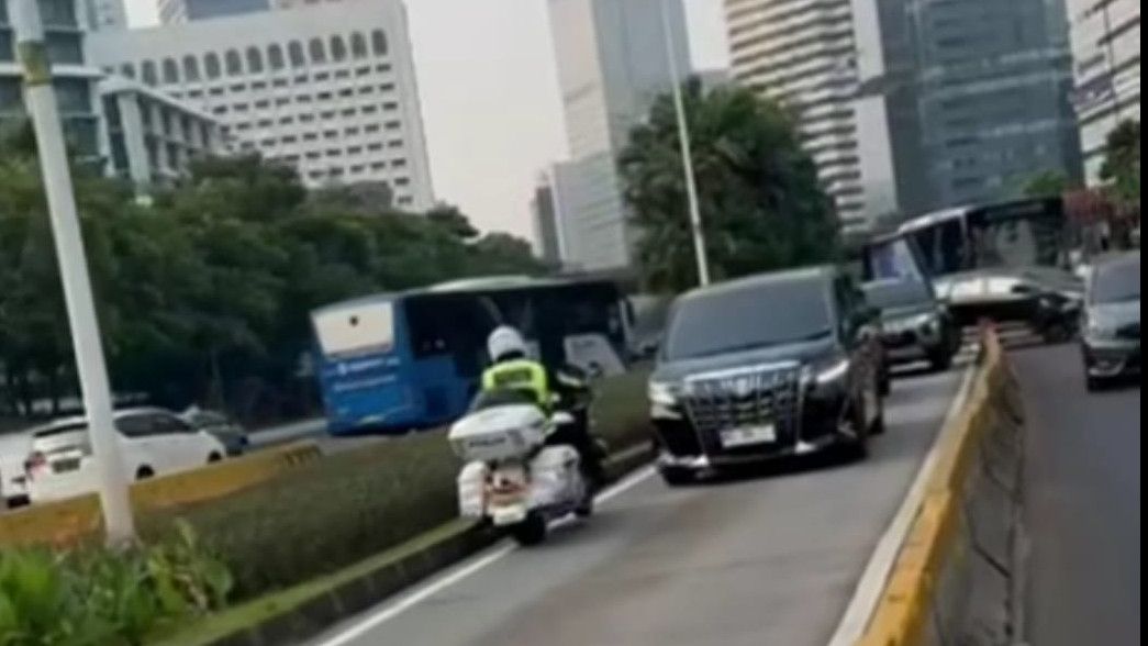 Viral Mobil RI 24 Terjebak di Jalur Busway, Polisi Ngaku Belum Dapat Laporan