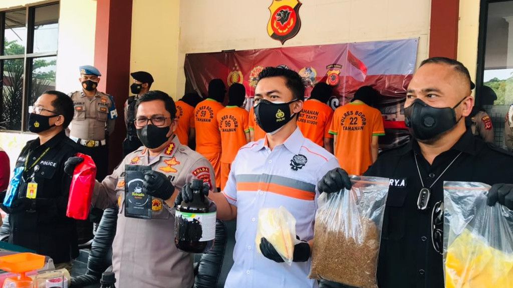 Polisi Bongkar Home Industry Pembuatan Tembakau Gorila di Bogor Senilai Rp23 Miliar