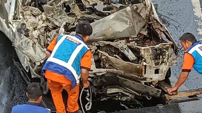 Innova Tabrak Truk di Tol Tangerang-Jakarta hingga Hangus Terbakar, Sopir dan Kenek Tergencet