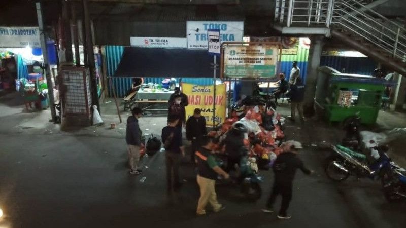 Keren, Warga di Jakarta Timur Jadikan Bahu Jalan sebagai Tempat Sampah