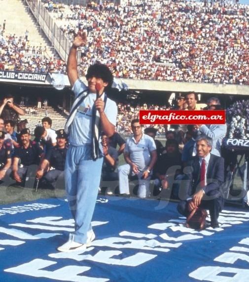 Maradona di depan fan Napoli