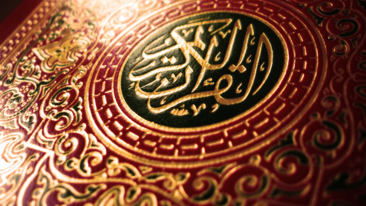 Viral Eks Pejabat Kemenhub Bersumpah Sambil Injak Al-Qur'an, Penistaan Agama?