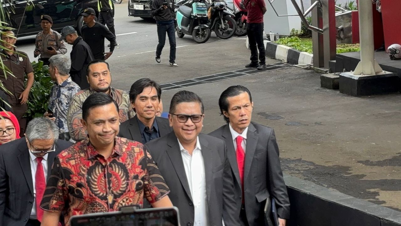 Sumringah, Hasto Penuhi Panggilan KPK Hari ini