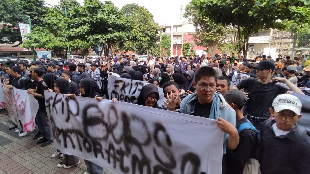 Buntut Dugaan Pelecehan Seksual Oleh Dosen UIKA, Ratusan Mahasiwa Gelar Demo di Kantor Rektorat