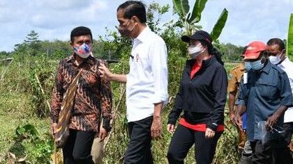 Stafsus Presiden Ungkap Momen dan Aksi Jokowi di Papua yang Tidak Terekam Kamera: Kasih Jaket hingga Beli Noken Mama-mama