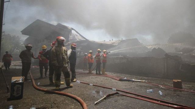 Enam Jam Dilahap Si Jago Merah, Pabrik Kain di Sidoarjo Luluh Lantak