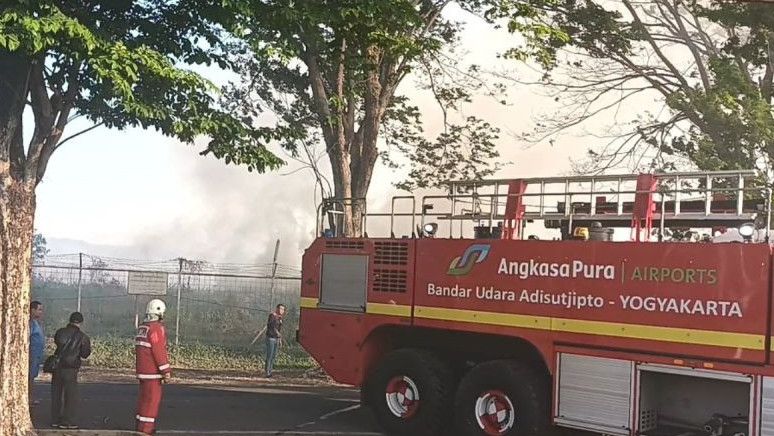 Rumput Landasan Bandara Adisujipto Yogyakarta Terbakar, Ini Kronologinya
