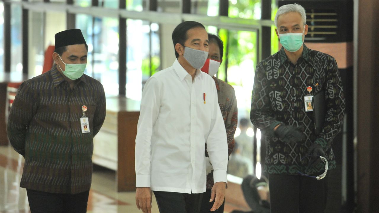 Ganjar Temani Jokowi Lempar Kaus, Netizen Ingat Romi PPP: Habis Bikin Video, Ditangkap KPK...