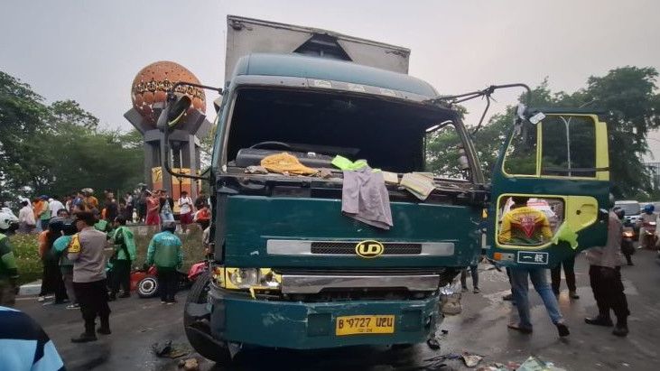 Viral! Truk Kontainer Tabrak Pengendara Motor di Tangerang, Empat Orang Terluka