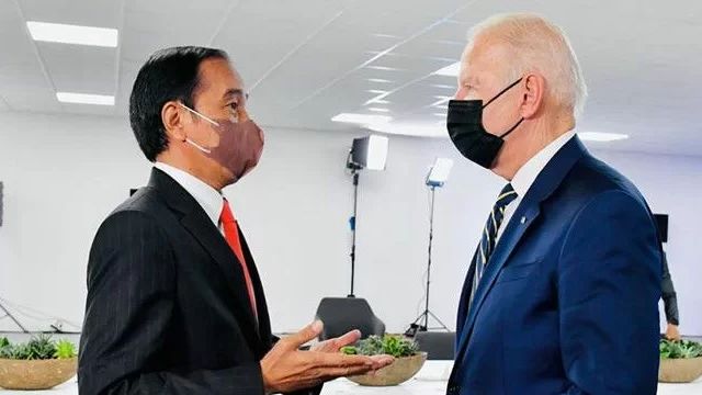 Beda dengan Joe Biden, Jokowi Pastikan COVID-19 di Indonesia Belum Berakhir: Tak Usah Tergesa-gesa