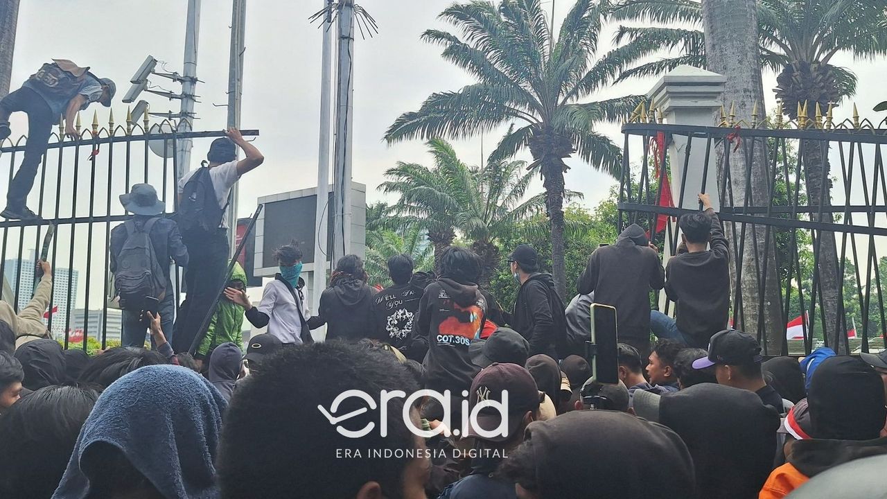 Pagar Gedung DPR Jebol, Pendemo Mulai Rusak CCTV Pakai Besi