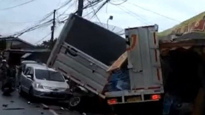 Viral! Kecelakaan Beruntun Libatkan Mobil Box di Jalur Wisata Puncak, 14 Orang Alami Luka-Luka