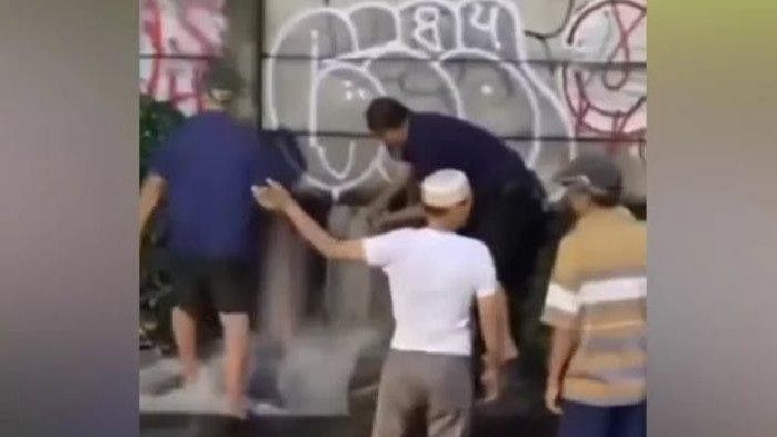 Viral Warga Jebol Tembok Usir Banjir dari Galaxy Bekasi, Ogah Kena Bencana Sendiri?