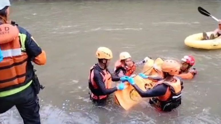 Bocah yang Tenggelam di Kali Ciliwung Kramat Jati Ditemukan Tewas