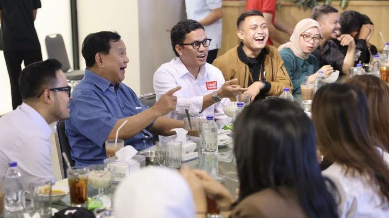 Momen Prabowo dan Konten Kreator Ferry Irwandi dkk Makan Siang, Bahas Politik?