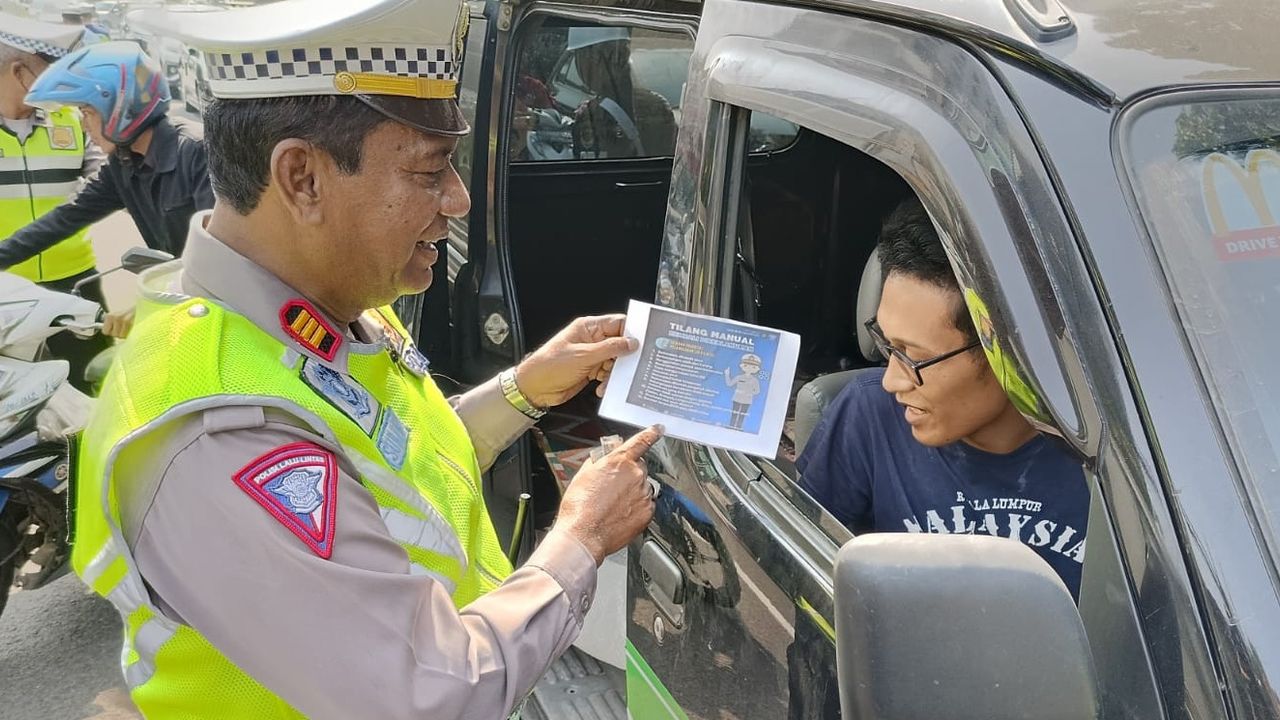 Belasan Pengendara di Kota Tangerang Kena Tilang Manual, Polisi: Kebanyakan Pelanggar Tak Pakai Helm dan Boncengan Lebih dari Tiga Orang