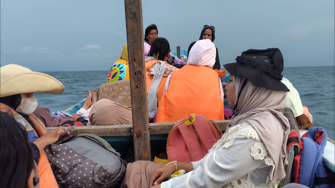 Ribuan Wisatawan Jalan-Jalan ke Kepulauan Seribu Saat Momen Libur Panjang Waisak