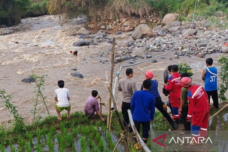 Momen Bocah Viral di Cianjur Nyaris Terseret Arus Sungai, Dilindungi Batu, hingga Diselamatkan