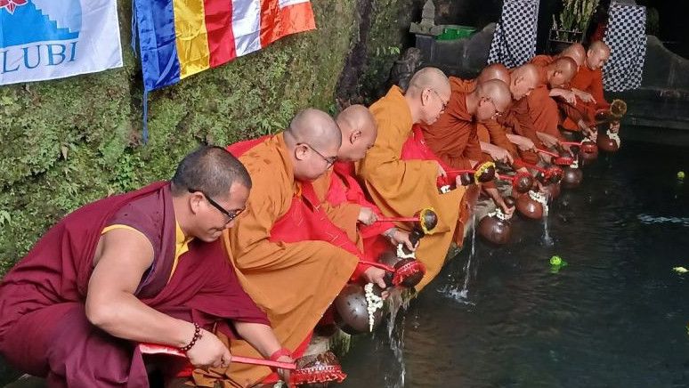 Puluhan Biksu Mengambil Air di Umbul Jumprit untuk Disakralkan di Candi Mendut