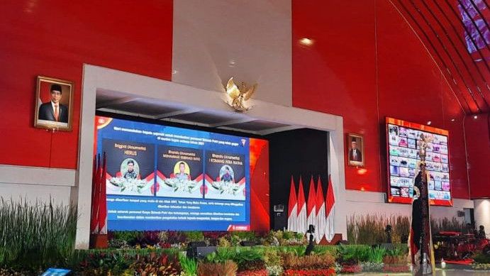 Momen Sedih Kapolri Jenderal Listyo Sigit Prabowo Pimpin Penghormatan Mengenang 3 Anggota Brimob yang Gugur dalam Tugas